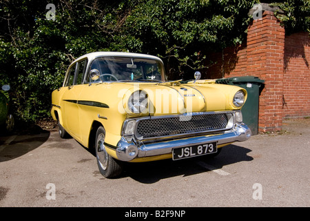 Altmodische Auto in der Einfahrt, Vauxhall Victor Oldtimer Limousine Stockfoto