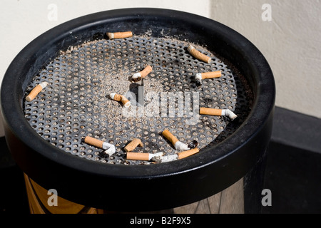 Nahaufnahme der Zigarette Knospen in Papierkorb können Stockfoto