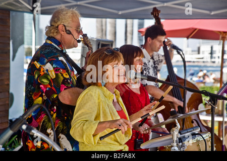 Eine begeisterte Band spielt Le Jazz Hot Musik bei einem Outdoor-Band Performance in Coronado CA Stockfoto