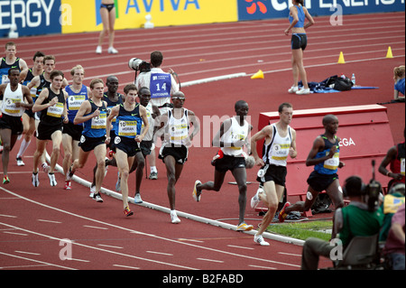 Mo Farah im Finale von 3000 Metres beim Grand Prix von Aviva London im Crystal Palace National Sports Centre gegen ein starkes Feld antritt, Stockfoto