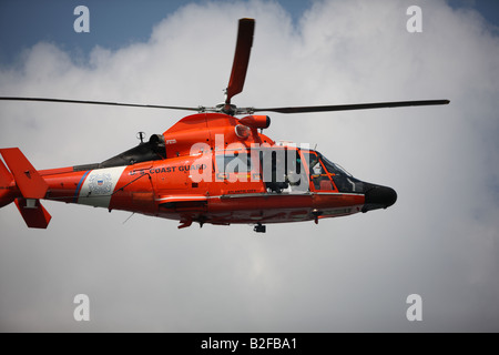 Vereinigte Staaten Küstenwache "Suche &" Rettungshubschrauber, Kreisen Liberty Island, New York. Stockfoto