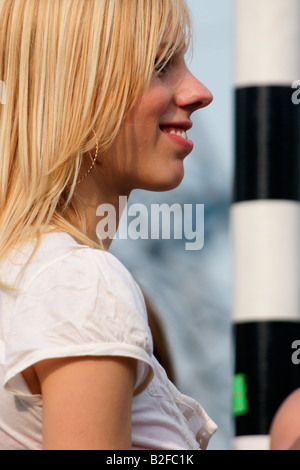 Ein Mädchen junge blonde Teen Frau lange Haare auf Straße, Rotterdam Summer Carnival Karibik Musikfestival, Niederlande 2008 Stockfoto