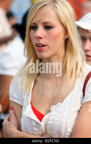 Ein Mädchen junge blonde Teen Frau lange Haare auf Straße, Rotterdam Summer Carnival Karibik Musikfestival, Niederlande 2008 Stockfoto