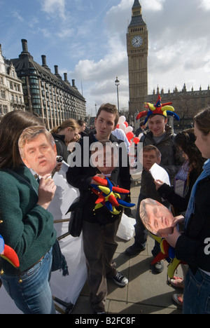 Fossil Fools Day Demonstration gegen Klima ändern - Demonstranten mit Gordon Brown Masken vor Big Ben Stockfoto