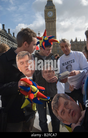 Fossil Fools Day Demonstration gegen Klima ändern - Demonstranten mit Gordon Brown Masken vor Big Ben Stockfoto