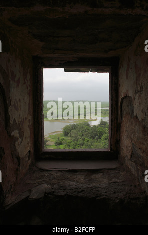 Ranthambhore Tiger reserve Blick durch eines der versteckten Fenster von der Spitze des Ranthambhore Fort, Rajasthan. Stockfoto