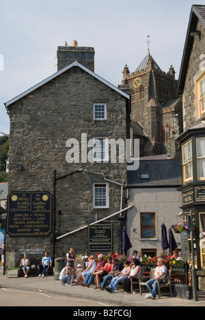 Barmouth Gwynedd Wales britische Touristen genießen Nachmittagswärme und sitzen auf Bänken im Zentrum des Badeortes. Westküste von Nordwales. HOMER SYKE. Stockfoto
