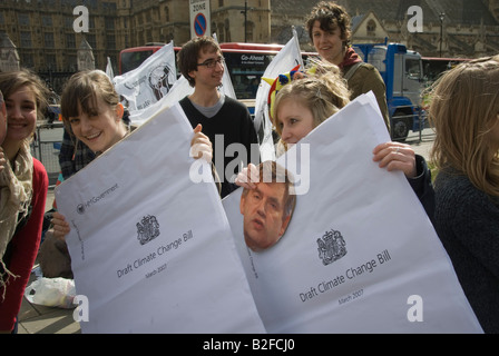 Studierende fordern eine stärkere Climate Change Bill in Parliament Square "Fossil Fools Day" Kundgebung gegen Klimawandel Stockfoto