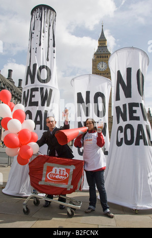 "ev-Eon unnatürlich kohlensäurehaltiges Wasser" startet in Parliament Square "Fossil Fools Day" Kundgebung gegen Klimawandel Stockfoto