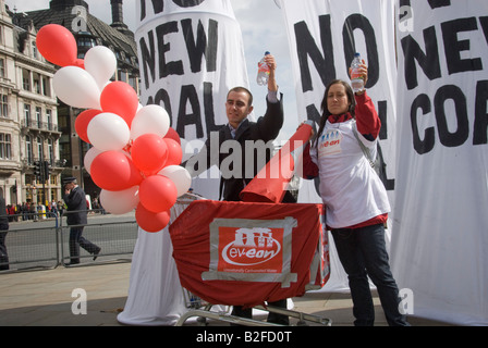 "ev-Eon unnatürlich kohlensäurehaltiges Wasser" startet in Parliament Square "Fossil Fools Day" Kundgebung gegen Klimawandel Stockfoto