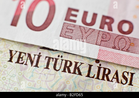 10 Euro-Banknote auf eine neue türkische Lira-banknote Stockfoto