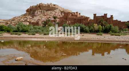 AIT Benhaddou Marokko, spiegelt sich im Fluss Stockfoto