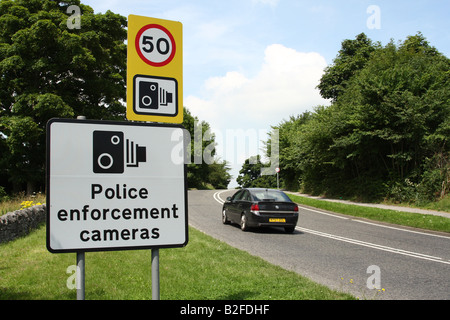 Am Straßenrand Geschwindigkeit Beschränkung Zeichen auf der A6 in Derbyshire, England, Vereinigtes Königreich Stockfoto