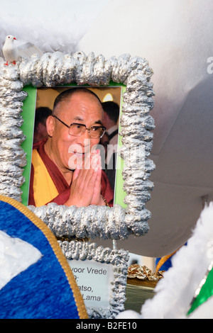 Bild von seiner Heiligkeit Dalai Lama Tenzin Gyatso auf Streitwagen in Rotterdam Sommerkarneval Tanzparade, Niederlande 2008 Stockfoto