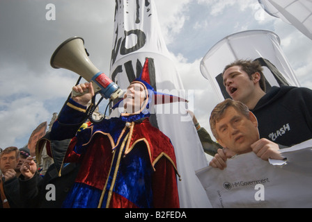 Jester und Kühltürmen in Parliament Square "Fossil Fools Day" Kundgebung gegen Klimawandel Stockfoto