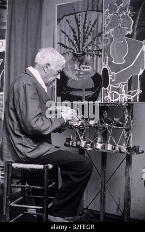 Georges Braque, französischer Maler und Bildhauer in seinem Atelier. Stockfoto