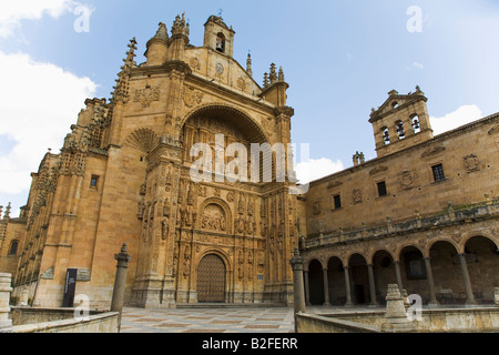 Spanien-Salamanca-Eingang zur Kirche Saint Stephen San Esteban plateresken Fassade und Kloster Portikus mit Bögen Stockfoto