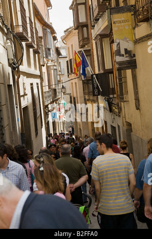 Spanien Toledo Menge von Fußgängern gehen schmale Straße entlang zwischen den Gebäuden im Zentrum der Stadt Stockfoto