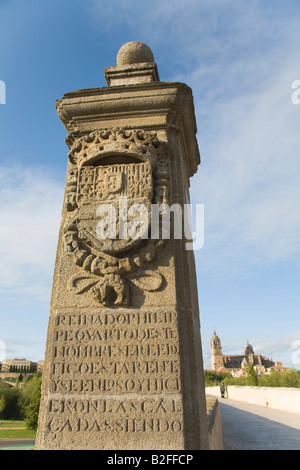 Spanien Salamanca Stein Marker am Ende der römischen Brücke über den Rio Tormes mit alten und neuen Kathedrale im Hintergrund Stockfoto