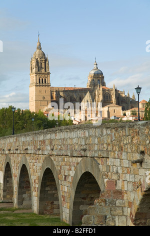 Spanien Salamanca römische Brücke über den Rio Tormes mit alten und neuen Kathedrale im Hintergrund Stockfoto