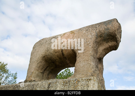 Spanien Salamanca alten Pre römische gesichtslosen Stein Bull in der Nähe von römischen Brücke über Rio Tormes Iberico Wahrzeichen der Stadt Stockfoto