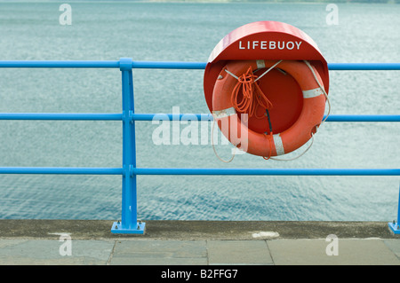 Rettungsring am blauen Eisengitter Stockfoto