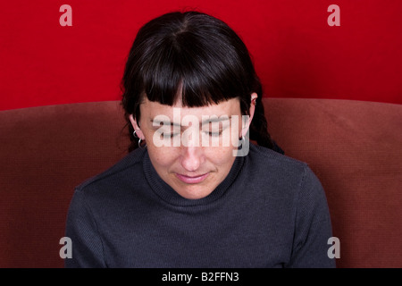 Junge Frau posiert Modell veröffentlicht Stockfoto