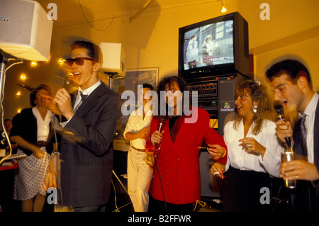 Stadtarbeiter singen Karaoke nach Arbeit Coates Weinbar City of London, UK Stockfoto