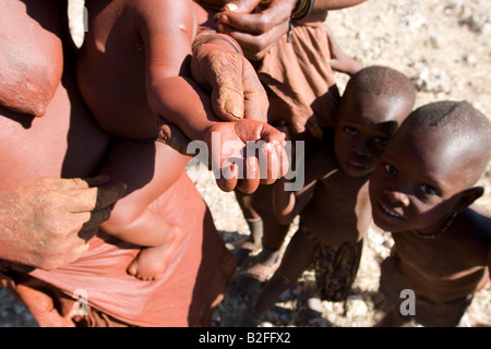 Porträt der Himba-Frauen und Kinder Stockfoto