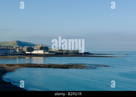 Aberystwyth Cardigan Bay Resort und altes Schloss. Aberystwyth Ceredigion Westküste Mitte Wales UK 2008 2010s Homer sykes Stockfoto