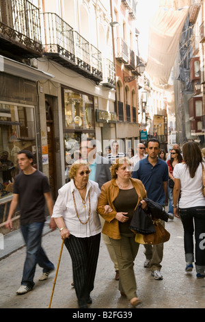 Spanien Toledo Fußgänger auf Straßen in am Nachmittag Stoff Schatten Menschen schmale Straße gesäumt von Geschäften und restaurants Stockfoto