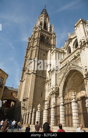 Spanien Toledo Menschen gehen Sie Straße unterhalb der Turmspitze und Turm der Kathedrale von über 250 Jahren erbaut Stockfoto