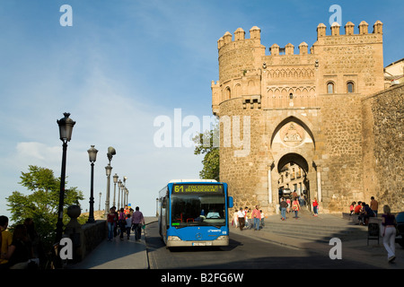 Spanien Toledo City-Bus auf der Straße in der Nähe von Tor Puerta del Sol in Stadt-Wand-Mudéjar-Architektur-Stil im 13. Jahrhundert erbaut Stockfoto