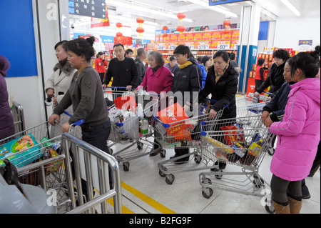 Chinesische Käufer an einem überfüllten Wal Mart Superstore, Harbin, Heilongjiang Provinz, China Stockfoto