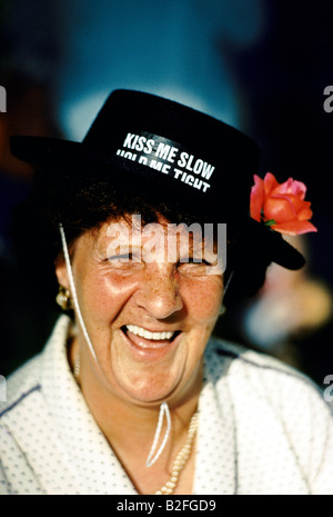 eine Frau, die Neuheit Hut lächelnd auf Urlaub in Blackpool, Großbritannien Stockfoto