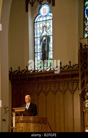 Der Neffe des verstorbenen liefert die Laudatio von der Kanzel während einer katholischen Totenmesse in Stoneham MA Hinweis Glasmalerei Stockfoto