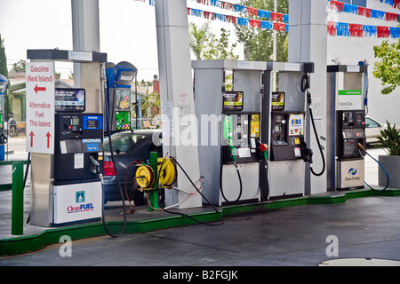 Pumpen für Propan-Biodiesel-Ethanol und Erdgas an der Tankstelle San Diego bieten einen alternativen Kraftstoff Hinweis-Schild auf der linken Seite Stockfoto