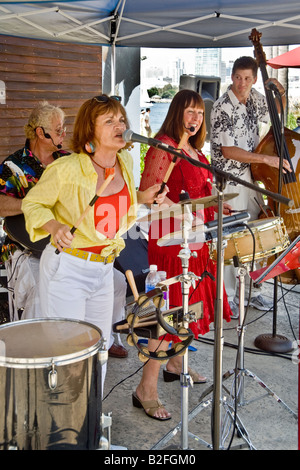 Eine begeisterte Band spielt Le Jazz Hot Musik bei einem Outdoor-Band Performance in Coronado CA Stockfoto