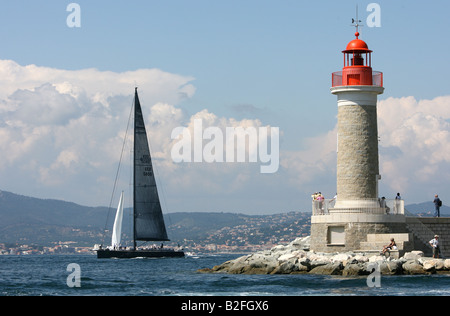 Eine Rennyacht übergibt ein lighthouse.s Stockfoto