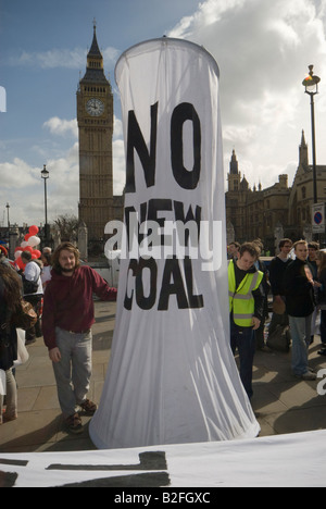 Fossil Fools Day Demonstration gegen den Klimawandel mit "keine neue Coa'l Kühltürme und Big Ben Stockfoto