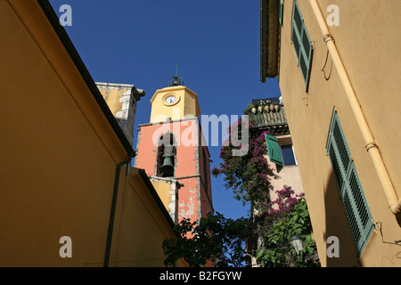 Turm der Kirche in der alten Stadt von St Tropez. Stockfoto