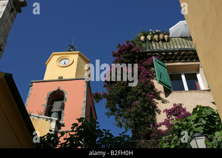 Turm der Kirche in der alten Stadt von St Tropez. Stockfoto