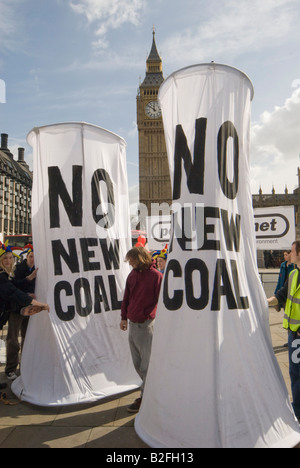 Fossil Fools Day Demonstration gegen den Klimawandel mit "keine neue Coa'l Kühltürme und Big Ben Stockfoto