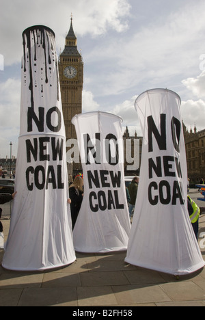 Fossil Fools Day Demonstration gegen den Klimawandel mit "keine neue Coa'l Kühltürme und Big Ben Stockfoto