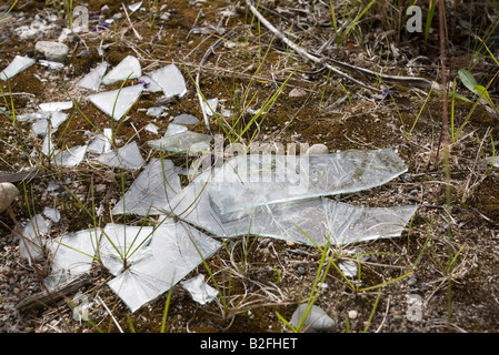 zerbrochene Fensterscheiben auf Boden Stockfoto