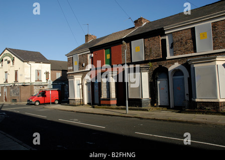 Straße der Reihenhäuser zum Abriss im aufgegebenen Siedlung bereit, Liverpool Stockfoto