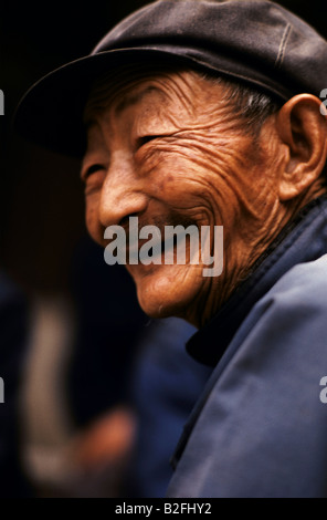 alte chinesische Mann lächelnd Stockfoto