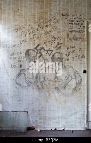 Graffiti an der Wand in einem verlassenen Gebäude in Leipzig. Stockfoto