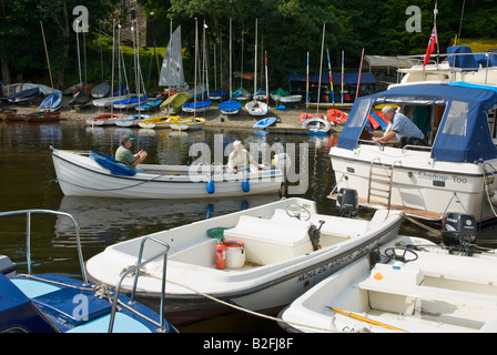 Ein drei-Wege-Gespräch bei Nichol Ende Marine, Derwent Water, Nationalpark Lake District, Cumbria, England UK Stockfoto