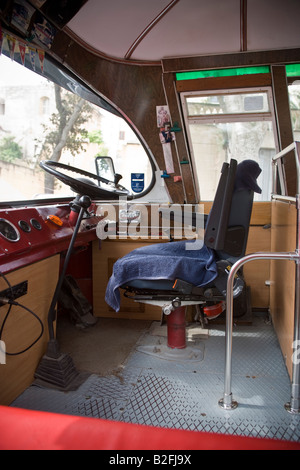 Fahrersitz von City Bus Valletta Malta Stockfoto